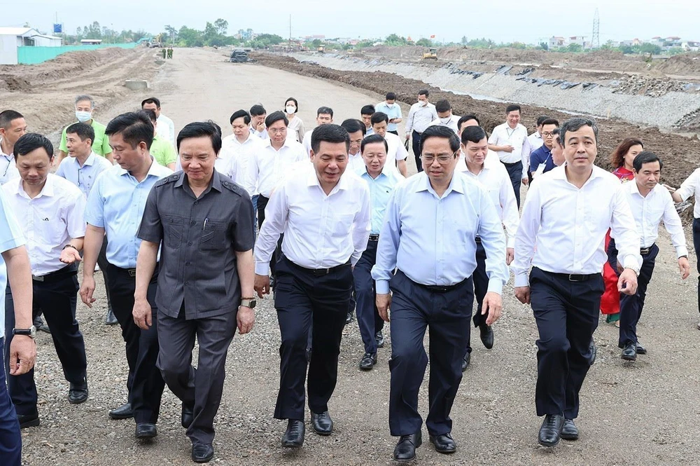 Thủ tướng Phạm Minh Chính khảo sát hoạt động của Khu Kinh tế Thái Bình. (Ảnh: Dương Giang/TTXVN)