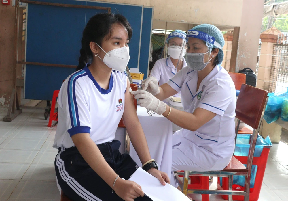 Tiêm vaccine ngừa COVID-19 cho học sinh. (Ảnh: Lê Thúy Hằng/TTXVN)