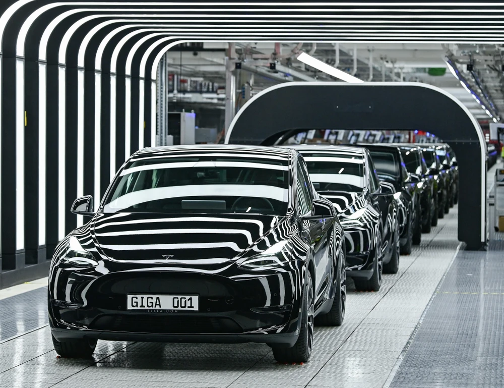 Sản phẩm xe ôtô điện tại nhà máy của Tesla ở Gruenheide, Berlin (Đức). (Ảnh: AFP/TTXVN)