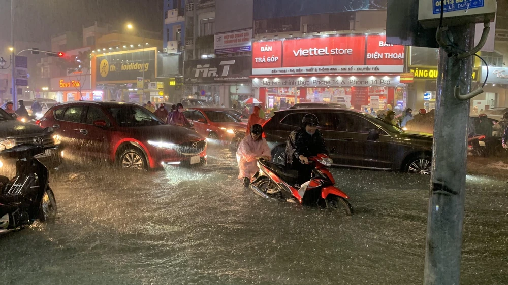 Nhiều tuyến đường chính của Đà Nẵng ngập sâu ở trận mưa lịch sử. (Ảnh: Văn Dũng/TTXVN)