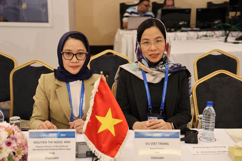 Tổng giám đốc TTXVN Vũ Việt Trang (bên phải) dẫn đầu đoàn Việt Nam tham dự Đại hội đồng OANA lần thứ 18. (Ảnh: TTXVN phát)