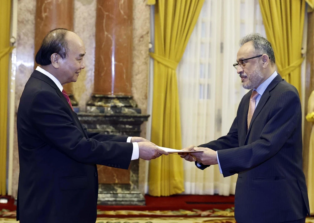 Chủ tịch nước Nguyễn Xuân Phúc tiếp nhận Quốc thư của Đại sứ El Salvador Ruben Omar Orozco Burgos. (Ảnh: Thống Nhất/TTXVN)