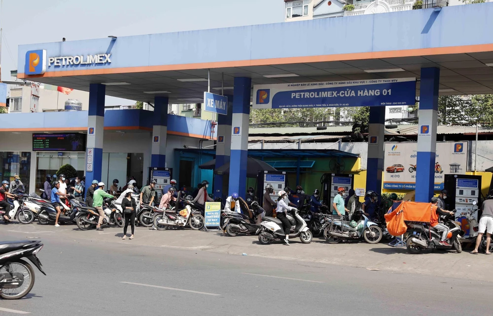 Nhiều người xếp hàng dài tại điểm bán xăng, dầu trên phố Trần Quang Khải chiều ngày 4/11/2022. Ảnh: Trần Việt/TTXVN)