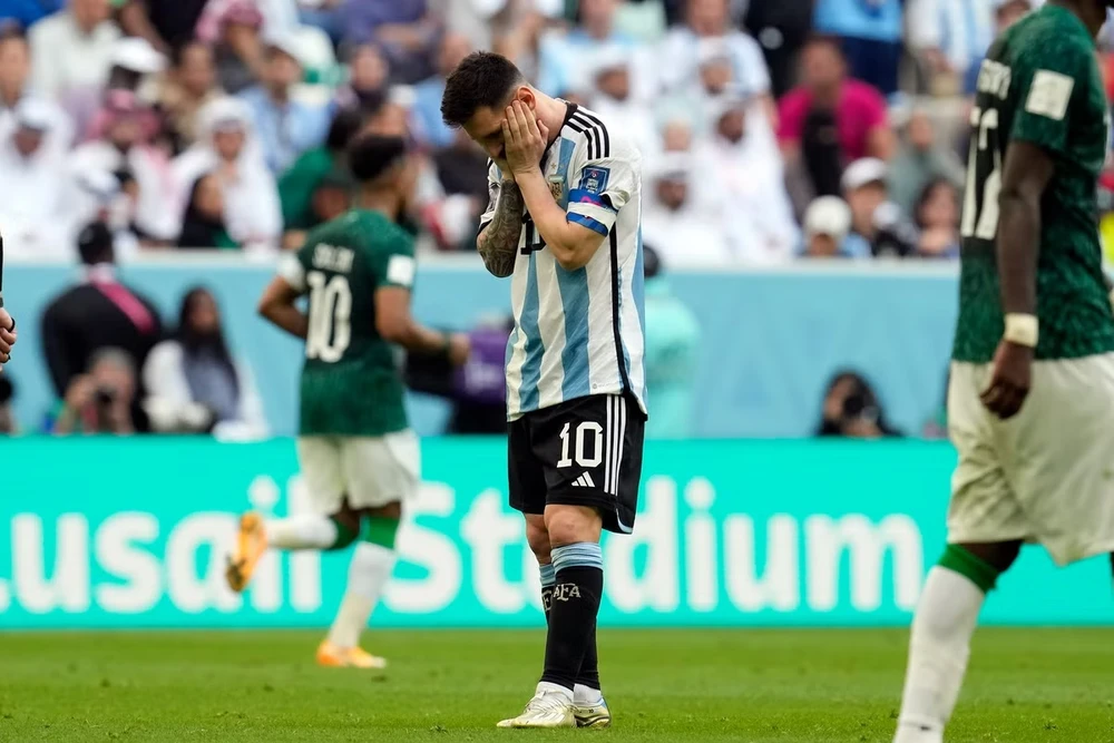 Messi và Argentina không còn đường lùi sau thất bại sốc trước Saudi Arabia. (Nguồn: Getty Images)