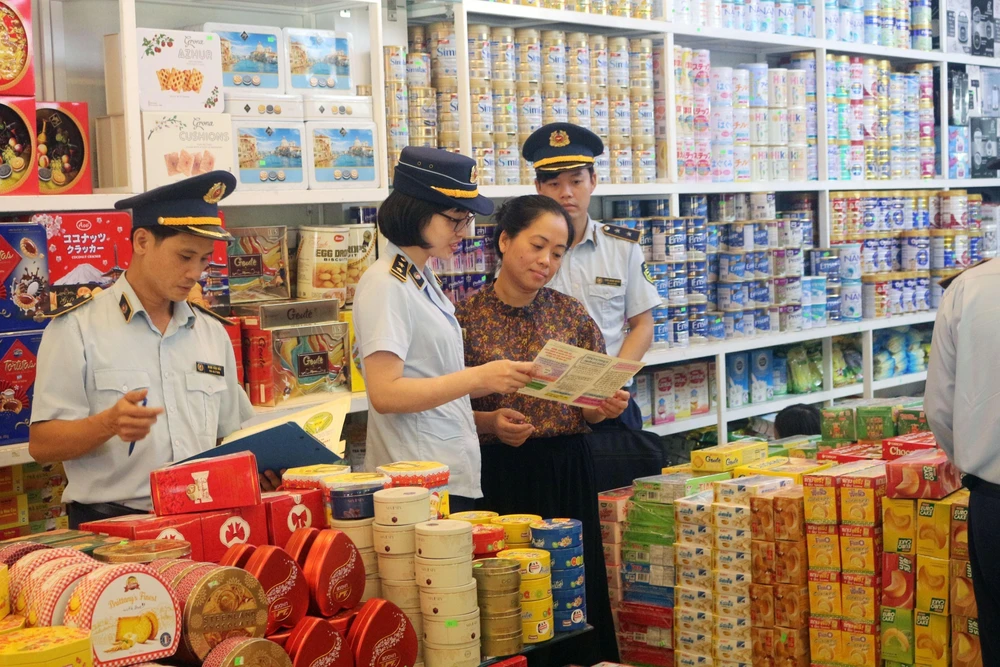Đội Quản lý thị trường số 3, Cục Quản lý thị trường tỉnh Hà Nam kiểm tra, kiểm soát các mặt hàng bánh kẹo...trong dịp cuối năm. (Ảnh: Đại Nghĩa/TTXVN)
