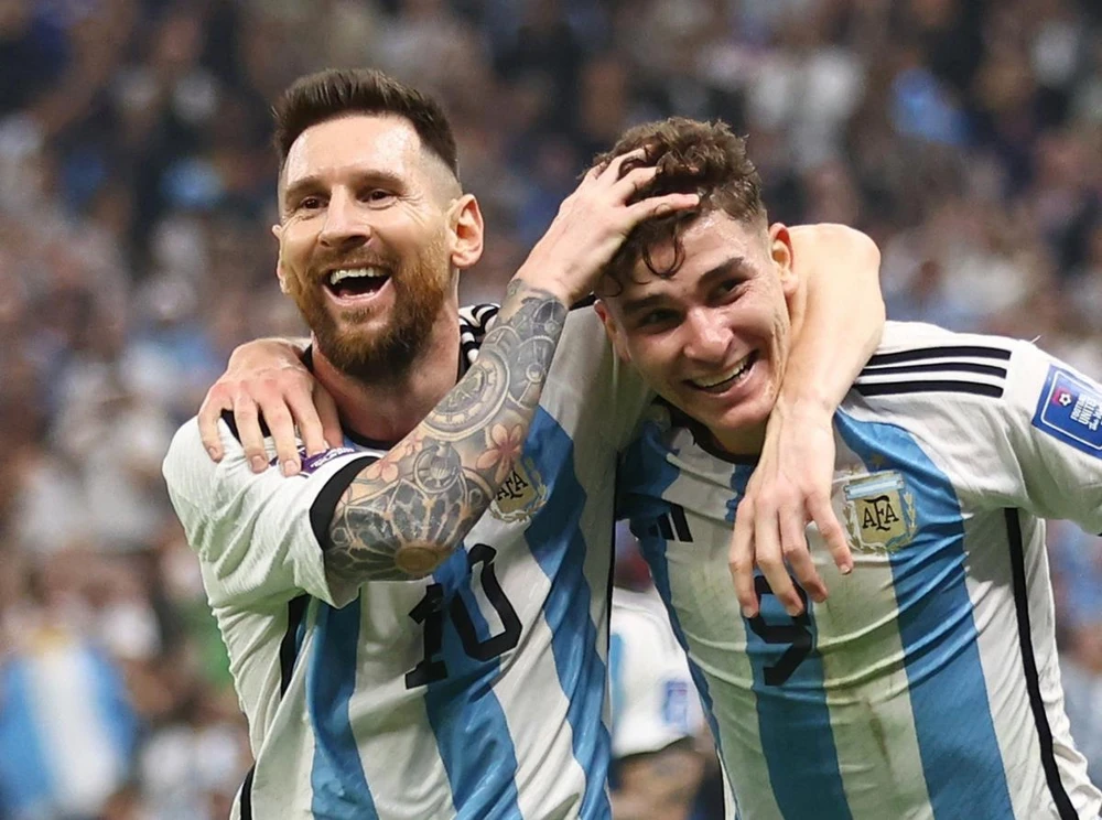 Messi và Alvarez ghi bàn cho Argentina. (Nguồn: Reuters)