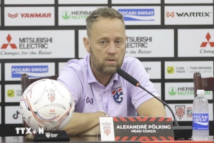 Huấn luyện viên trưởng đội tuyển Thái Lan, ông Alexandre Polking trả lời phỏng vấn tại Hà Nội vào sáng ngày 12/1. (Ảnh: TTXVN) 