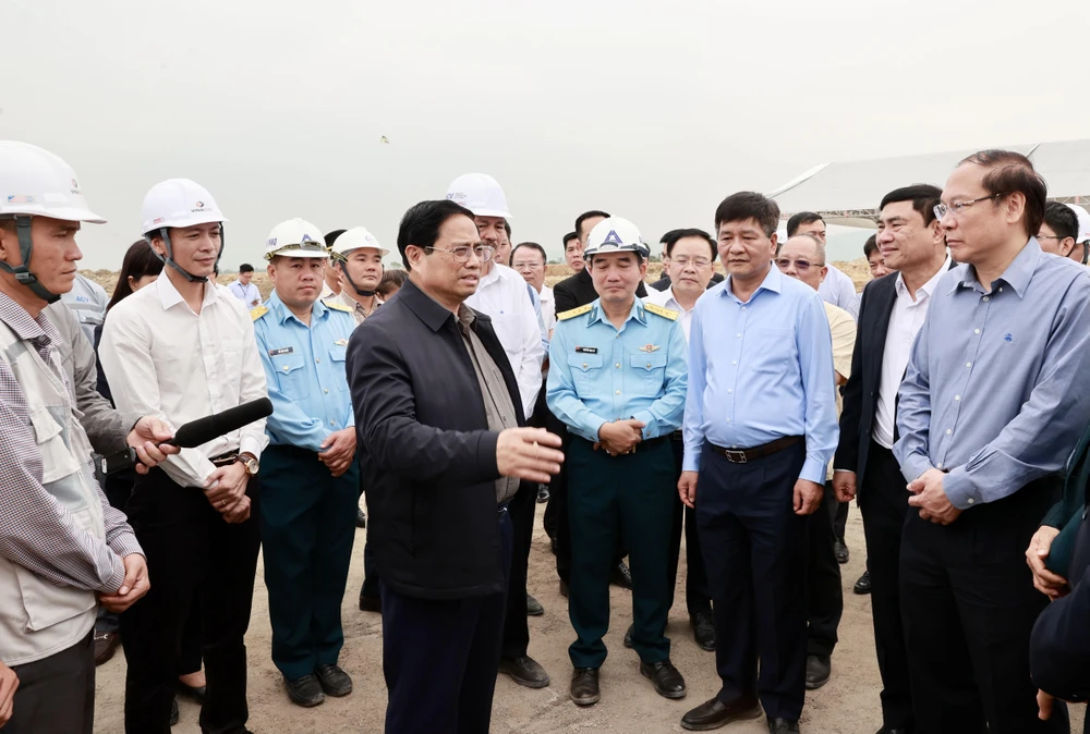 Thủ tướng Phạm Minh Chính kiểm tra tiến độ thực hiện Dự án đầu tư xây dựng mở rộng Cảng hàng không Điện Biên. (Ảnh: Dương Giang/TTXVN)