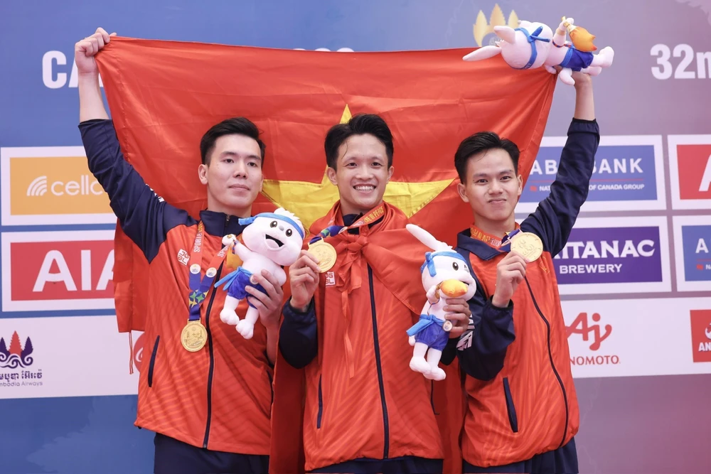 3 nam vận động viên Đội tuyển Karate Việt Nam giành huy chương Vàng nội dung Kata đồng đội nam. (Ảnh: Minh Quyết/TTXVN)