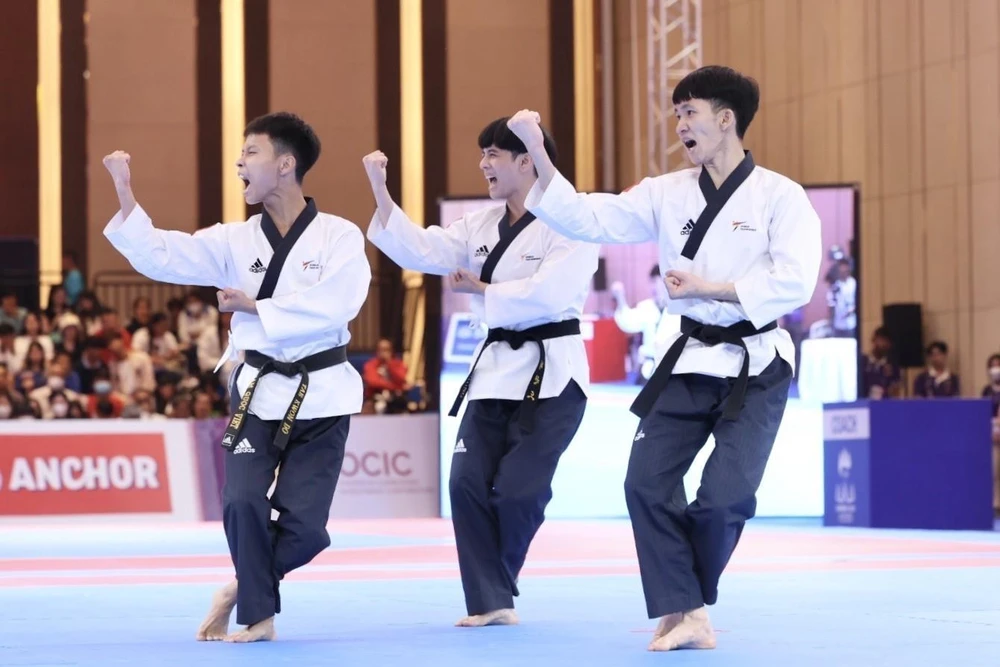 Đội tuyển Taekwondo Việt Nam giành HCV đầu tiên. (Ảnh: Minh Quyết/TTXVN)