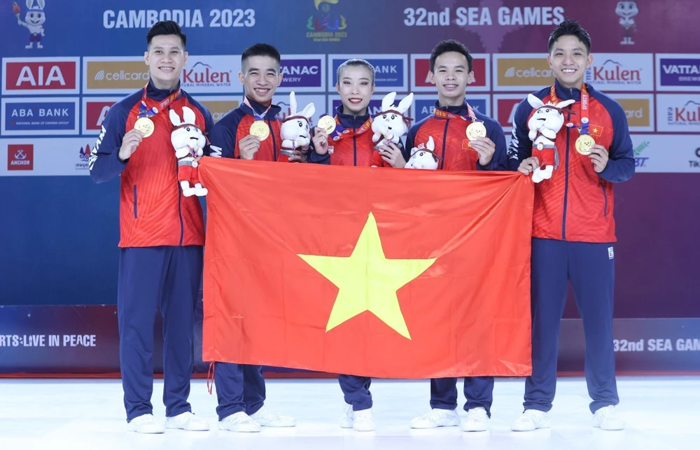 Đoàn Việt Nam đứng vững ở ngôi đầu SEA Games 32. (Ảnh: Hoàng Linh/TTXVN)