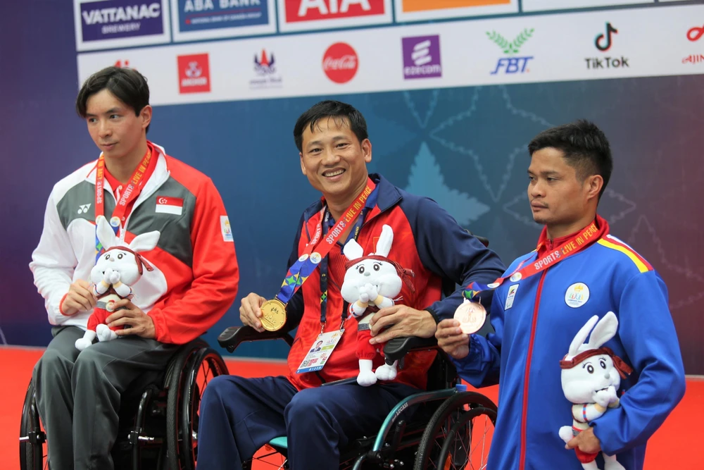 Nguyễn Hoàng Nhã (giữa) giành Huy chương Vàng nội dung bơi ngửa nam 100m hạng thương tật S7, phá kỷ lục. (Ảnh: Hoàng Minh/TTXVN)