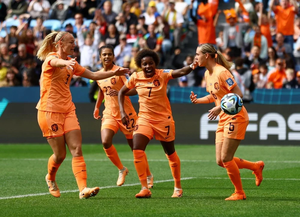 Niềm vui của Hà Lan sau bàn thắng của Jill Roord. (Nguồn: Reuters)