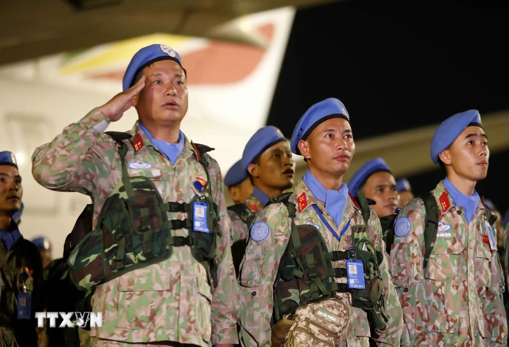 Đội Công binh số 1 thực hiện nghi lễ chào cờ tại Sân bay quốc tế Nội Bài. (Ảnh: An Đăng/TTXVN)