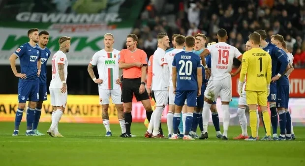 Trận đấu giữa Augsburg và Hoffenheim tạm dừng sau khi có người bị thương do nổ pháo hoa. (Nguồn: Getty Images)