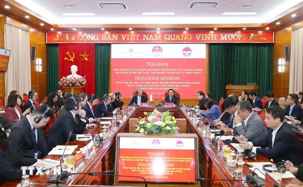 Ủy viên Bộ Chính trị, Giám đốc Học viện Chính trị quốc gia Hồ Chí Minh, Chủ tịch Hội đồng Lý luận Trung ương Nguyễn Xuân Thắng và Bộ trưởng cấp cao kiêm Bộ trưởng Điều phối an ninh quốc gia Singapore Teo Chee Tiêu Chí Hiền chủ trì tọa đàm. (Ảnh: Văn Điệp/TTXVN)