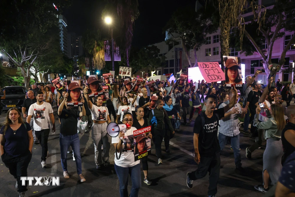 Người biểu tình tập trung tại thành phố ven biển Tel Aviv, kêu gọi Chính phủ lựa chọn giải pháp hòa bình cho xung đột ngày càng leo thang. (Ảnh: AFP/TTXVN)