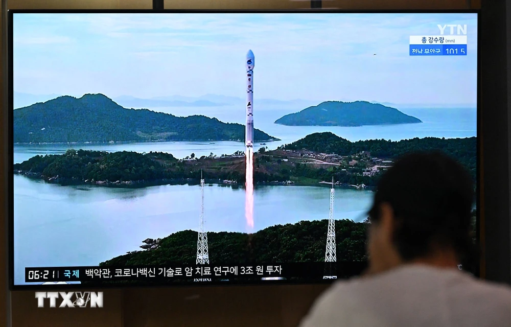 Người dân theo dõi bản tin về vụ phóng vệ tinh của Triều Tiên qua truyền hình ở Seoul, Hàn Quốc ngày 24/8. (Ảnh: AFP/TTXVN)