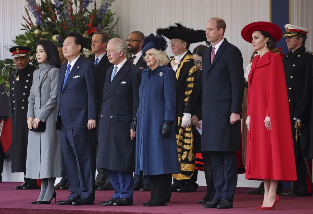Tổng thống Hàn Quốc Yoon Suk Yeol đã được Vua Charles III và đội quân danh dự hoàng gia chào đón khi ông bắt đầu chuyến thăm cấp nhà nước tới Vương quốc Anh. (Nguồn: AP)