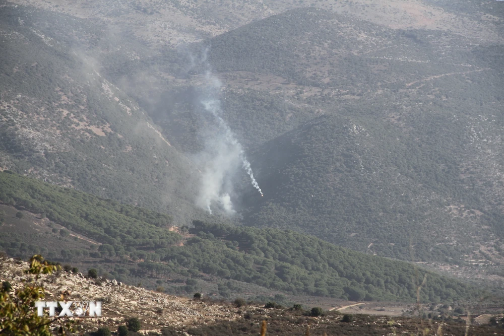 Quân đội Israel bắn đạn pháo xuống thị trấn Kafr Shuba, miền Nam Liban ngày 8/11/2023. (Ảnh: THX/TTXVN)
