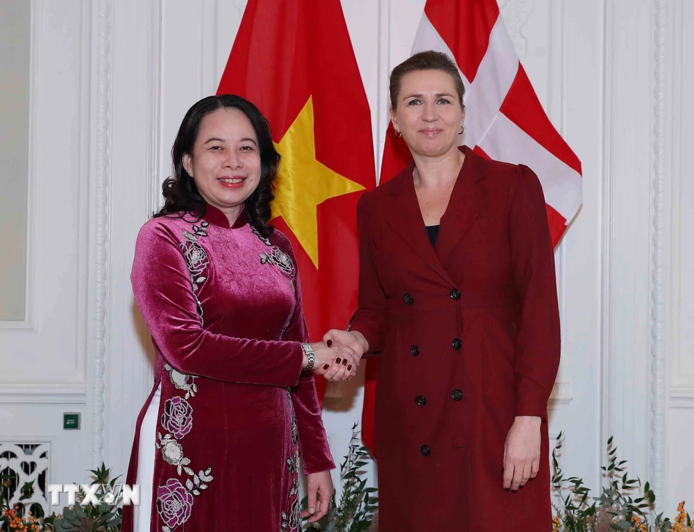 Thủ tướng Đan Mạch Mette Frederiksen đón Phó Chủ tịch nước Võ Thị Ánh Xuân. (Ảnh: An Đăng/TTXVN)