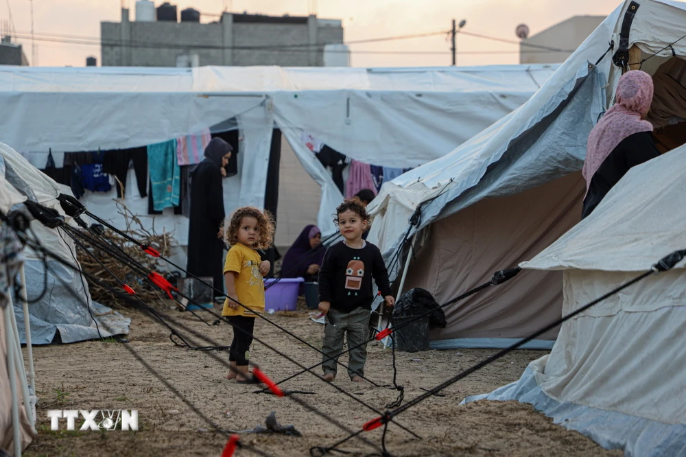 Trẻ em trại tị nạn của UNRWA tại thành phố Khan Younis, Dải Gaza ngày 1/11/2023. (Ảnh: THX/TTXVN)