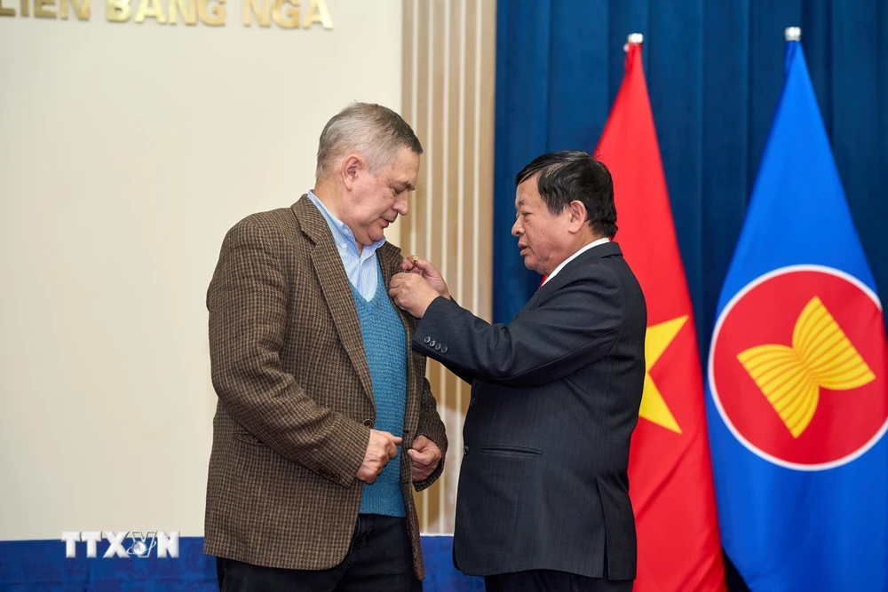 Chủ tịch Liên hiệp Hội Văn học nghệ thuật Việt Nam Đỗ Hồng Quân trao tặng kỷ niệm chương cho học giả Anatoly Sokolov. (Ảnh: Quang Vinh/TTXVN)