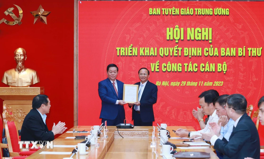 Trưởng ban Tuyên giáo Trung ương Nguyễn Trọng Nghĩa trao quyết định bổ nhiệm cho ông Phạm Ngọc Phương. (Ảnh: Phương Hoa/TTXVN)