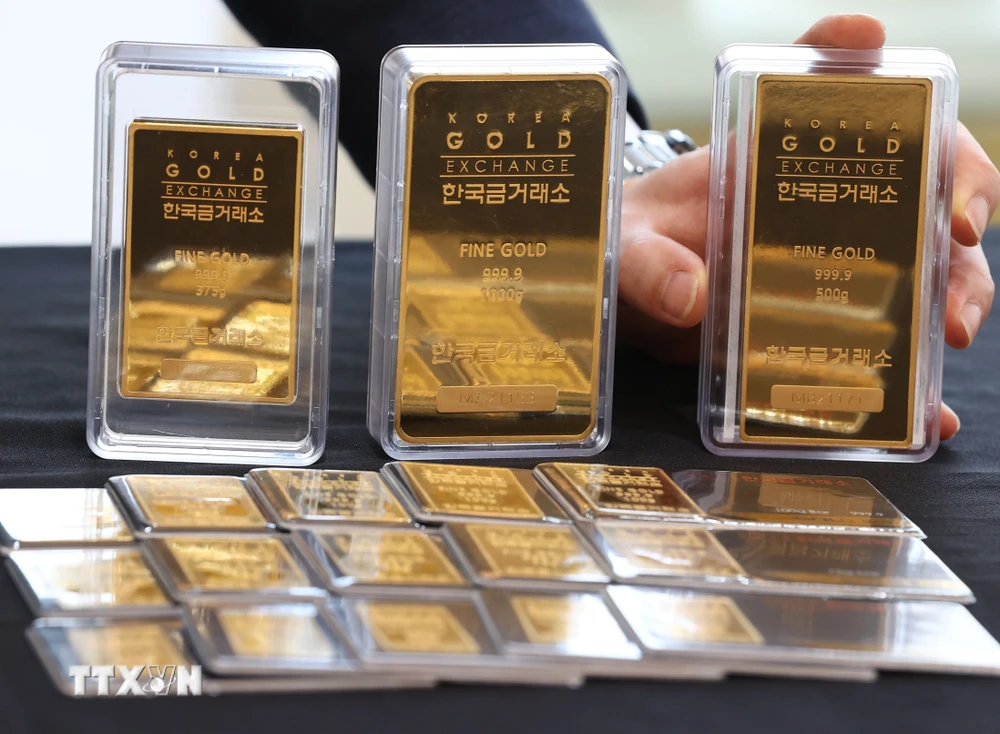 Vàng miếng được trưng bày tại sàn giao dịch vàng ở Seoul, Hàn Quốc. (Ảnh: AFP/TTXVN)