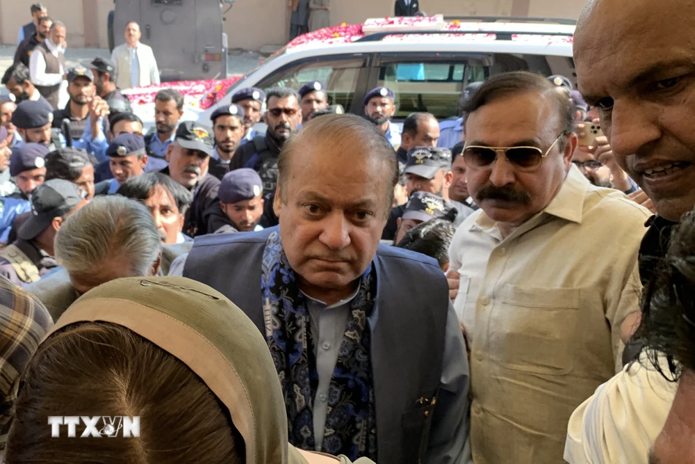 Cựu Thủ tướng Pakistan Nawaz Sharif (giữa). (Ảnh: AFP/TTXVN)