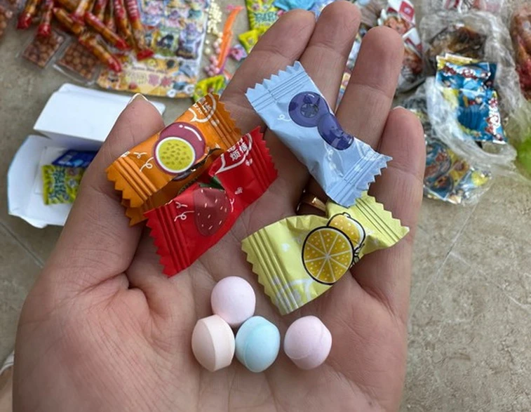 Các mẫu kẹo lạ không rõ nguồn gốc.