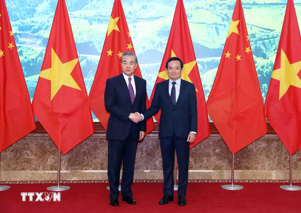 Phó Thủ tướng Trần Lưu Quang với Bộ trưởng Bộ Ngoại giao Trung Quốc Vương Nghị. (Ảnh: Phạm Kiên/TTXVN)