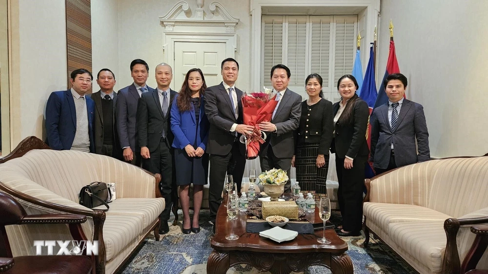 Hai phái đoàn đại diện thường trực Việt Nam và CHDCND Lào tại Liên hợp quốc chụp ảnh lưu niệm. (Ảnh: TTXVN phát)