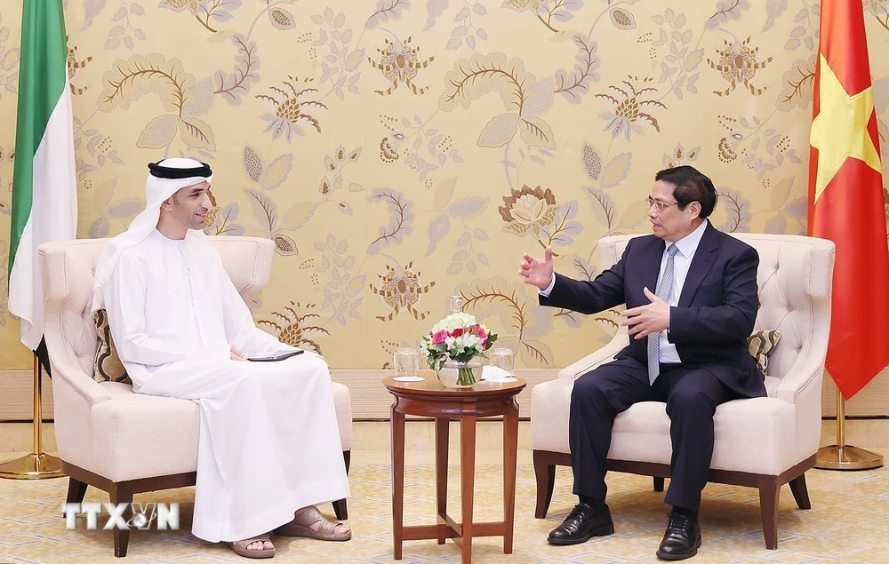 Thủ tướng Phạm Minh Chính tiếp ông Thani bin Ahmed Al Zeyoudi, Quốc vụ khanh phụ trách Thương mại Quốc tế, Bộ Ngoại thương UAE. (Ảnh: Dương Giang/TTXVN)