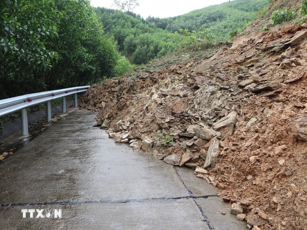 Sạt lở đất đá trên tỉnh lộ 624 tại khu vực đèo Eo Chim, xã Thanh An, huyện Minh Long. (Ảnh: TTXVN phát)