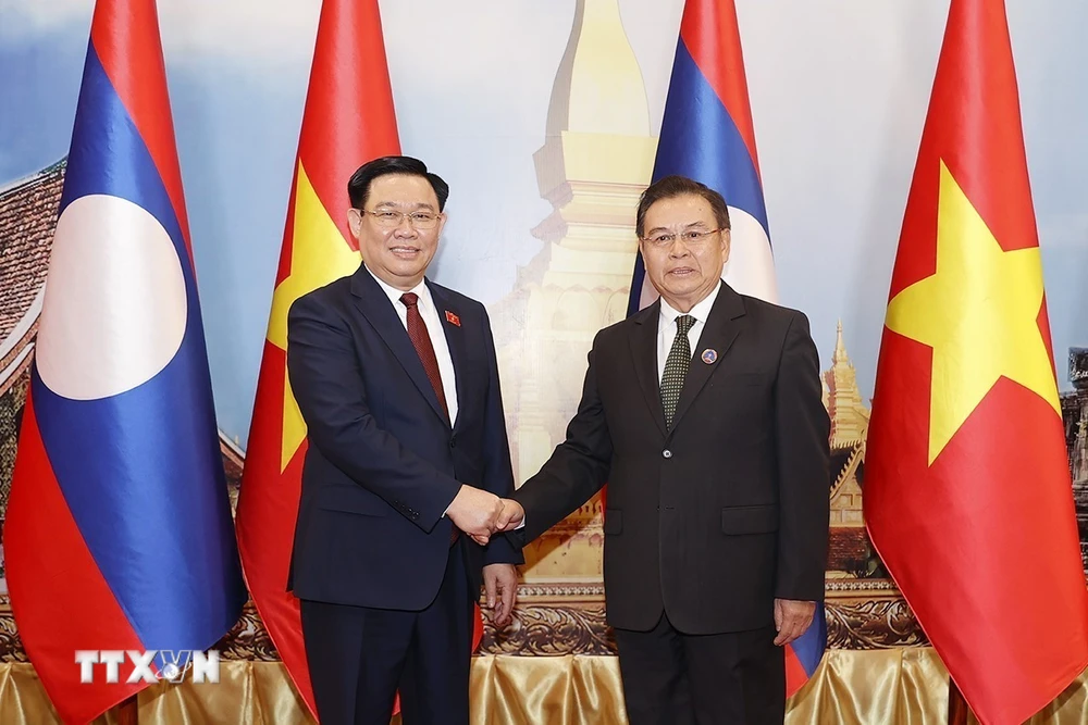 Chủ tịch Quốc hội Vương Đình Huệ và Chủ tịch Quốc hội Lào Saysomphone Phomvihane chụp ảnh chung. (Ảnh: Doãn Tấn/TTXVN)