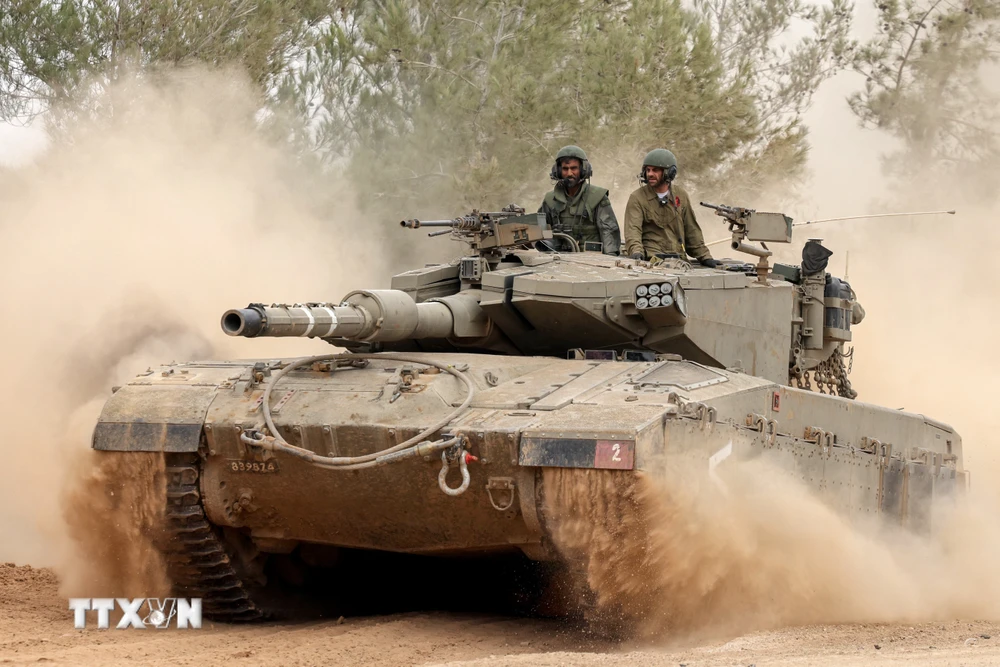 Xe quân sự Israel di chuyển sát biên giới với Dải Gaza ngày 5/12/2023. (Ảnh: AFP/TTXVN)