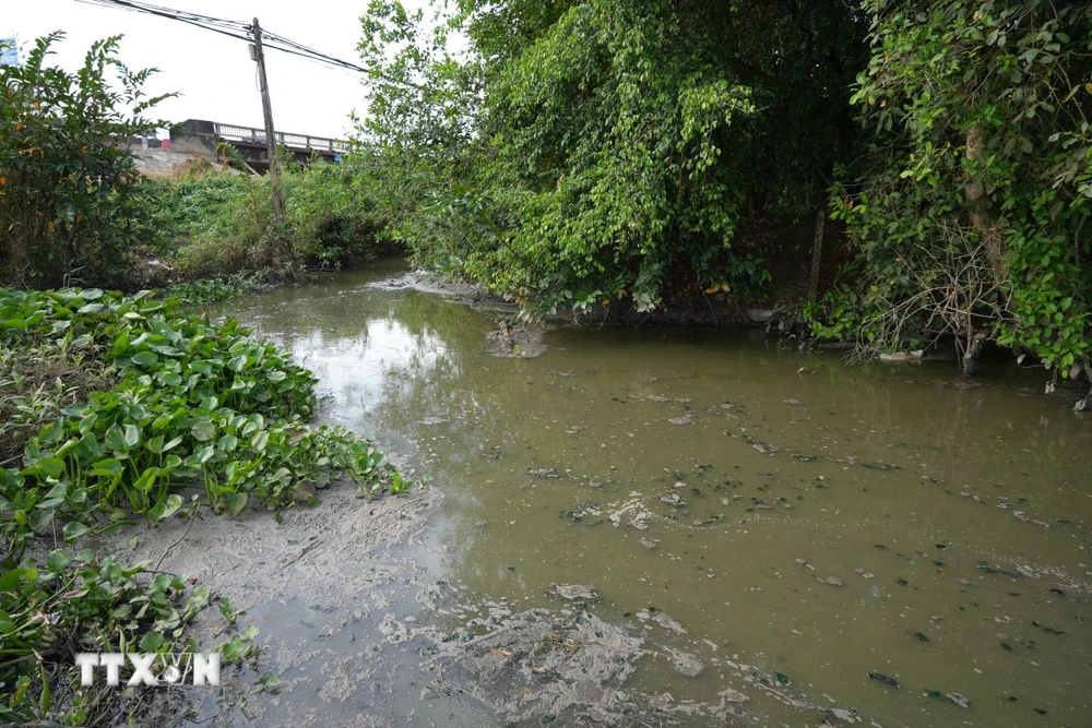 Dòng nước ô nhiễm chảy qua cầu Rạch Rễ Dưới ngang qua Quốc lộ 22B, trên địa bàn xã Trường Đông, Thị xã Hòa Thành, tỉnh Tây Ninh. (Ảnh: Minh Phú/TTXVN)