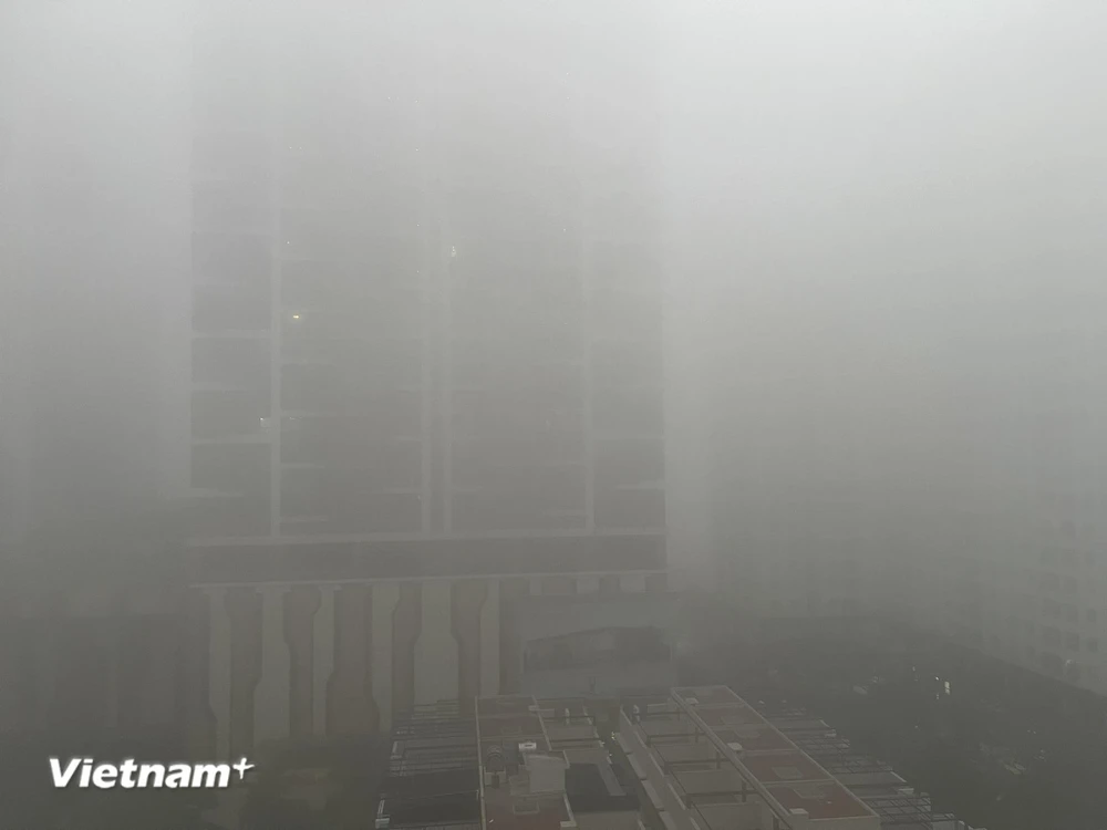 Thủ đô Hà Nội xuất hiện sương mù dày vào sáng sớm 7/12. (Ảnh: Vietnam+)