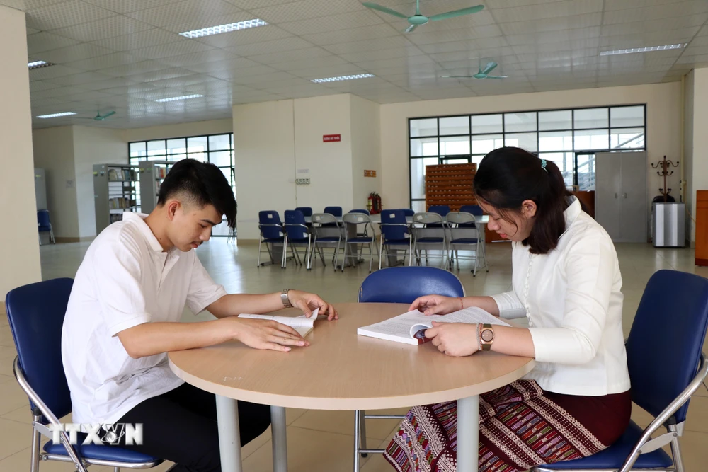 Lưu học sinh Lào ôn bài tại thư viện. (Ảnh minh họa: Hữu Quyết/TTXVN)