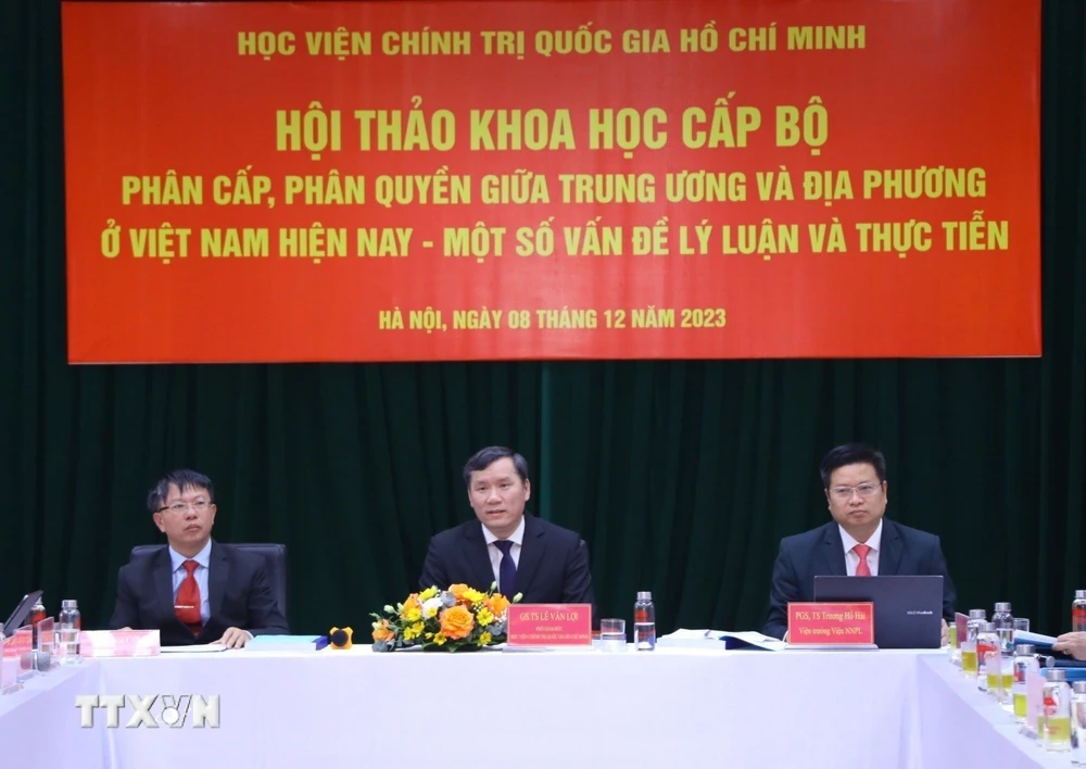 Giáo sư-Tiến sỹ Lê Văn Lợi, Phó Giám đốc Học viện Chính trị quốc gia Hồ Chí Minh chủ trì hội thảo. (Ảnh: Văn Điệp/TTXVN)