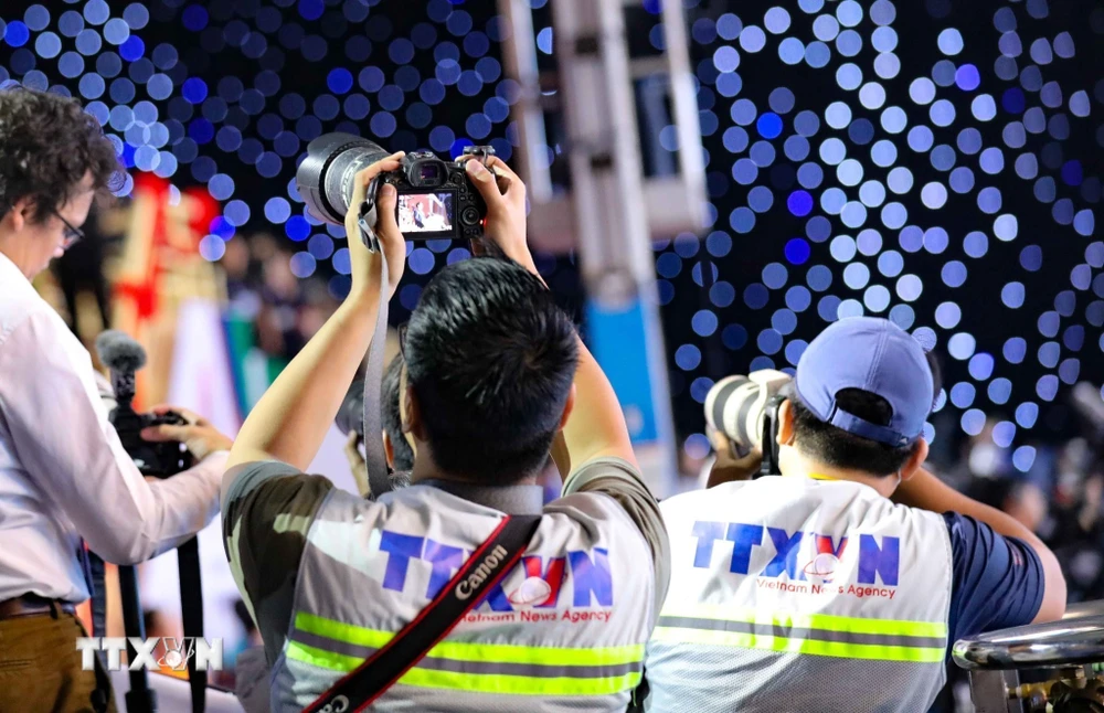 Nhóm phóng viên ảnh TTXVN tác nghiệp tại Đại hội Thể thao Đông Nam Á lần thứ 31 (SEA Games 31). (Ảnh: TTXVN)