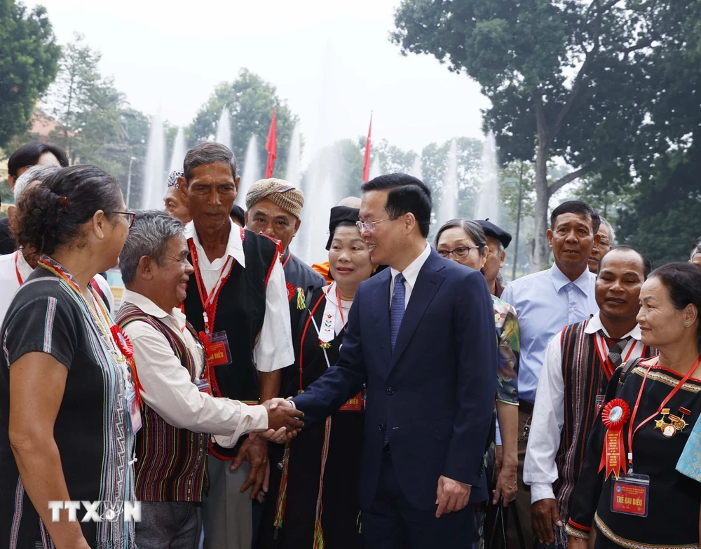 Chủ tịch nước Võ Văn Thưởng gặp mặt thân mật các đại biểu. (Ảnh: Thống Nhất/TTXVN)