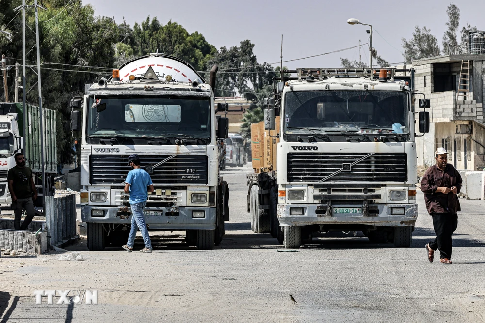 Xe tải chở hàng chờ qua cửa khẩu Kerem Shalom ở Rafah, ngày 5/9/2023. (Ảnh: AFP/TTXVN)