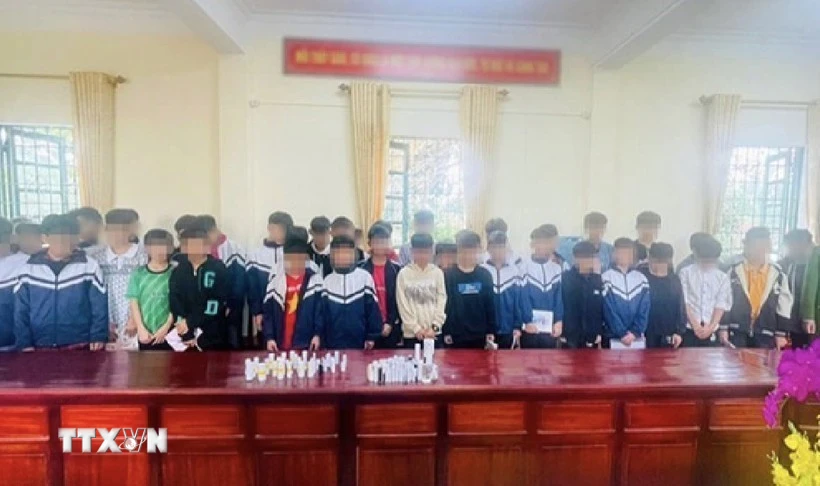 Công an xã Sơn Kim (huyện Hương Sơn, Hà Tĩnh) phát hiện 36 học sinh từ lớp 7 đến lớp 9 tại trường THCS Sơn Kim có ý định đặt mua tiền chất trên mạng để chế tạo pháo nổ. (Ảnh: TTXVN phát)