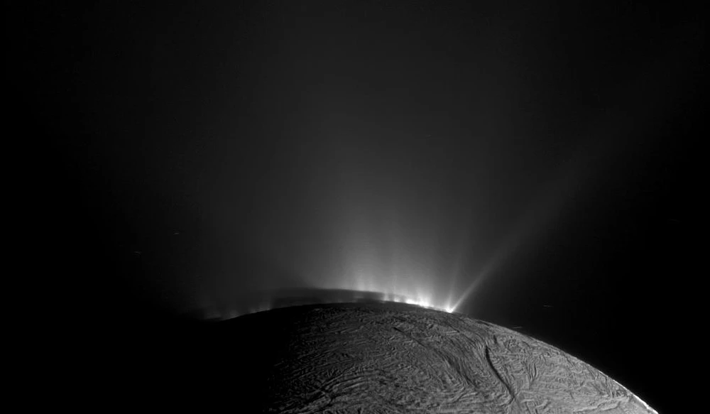 Từ lâu giới chuyên gia đã cho rằng Enceladus chứa một đại dương nước mặn sâu bên dưới lớp vỏ băng giá và có thể phun hơi nước vào không gian. (Nguồn: NASA)