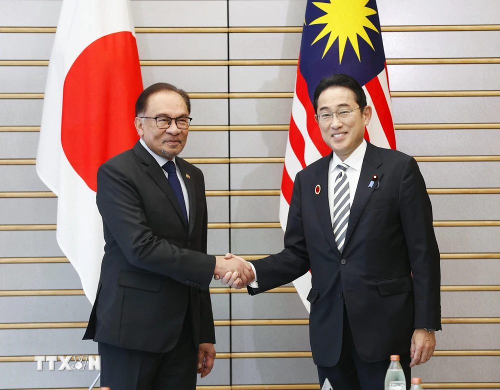 Thủ tướng Nhật Bản Fumio Kishida (phải) và Thủ tướng Malaysia Anwar Ibrahim tại cuộc hội đàm ở Tokyo ngày 16/12/2023. (Ảnh: Kyodo/TTXVN)