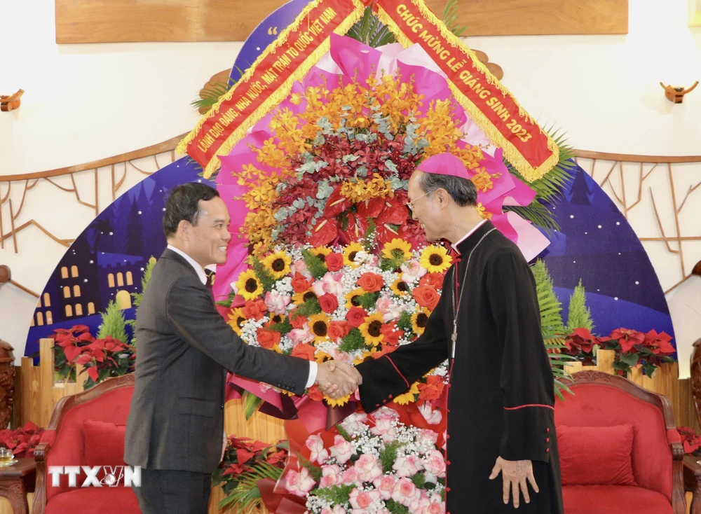 Phó Thủ tướng Trần Lưu Quang thăm, chúc mừng Giáng sinh 2023 tại Tòa Giám mục Xuân Lộc, thành phố Long Khánh, tỉnh Đồng Nai. (Ảnh: Lê Xuân/TTXVN)