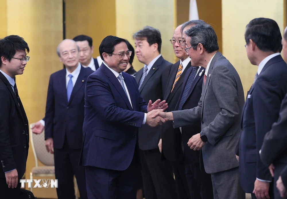 Thủ tướng Phạm Minh Chính với các Nghị sỹ Liên minh Nghị sỹ hữu nghị Nhật Bản-Việt Nam. (Ảnh: Dương Giang/TTXVN)