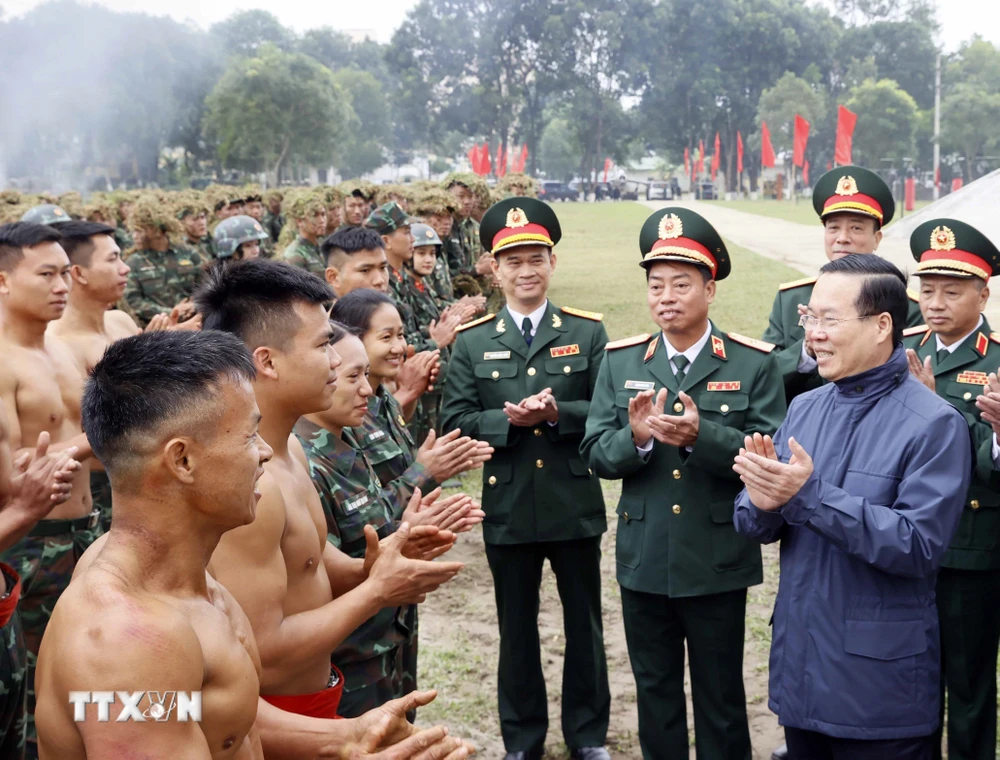 Chủ tịch nước Võ Văn Thưởng thăm hỏi, động viên bộ đội đặc công tại thao trường huấn luyện. (Ảnh: Thống Nhất/TTXVN)